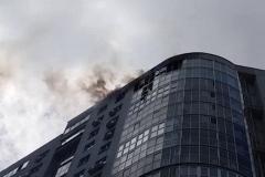 Мужчина, сорвавшийся с огромной высоты горящего дома в Екатеринбурге, умер