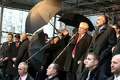 Президента Чехии забросали яйцами за поддержку российской политики на Украине