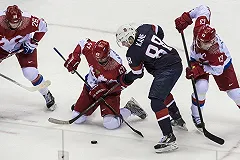 Вернувшийся на родину челябинский хоккеист Войнов вышел на лед