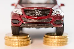 В Екатеринбурге воры сняли колеса с автомобиля с правительственными номерами