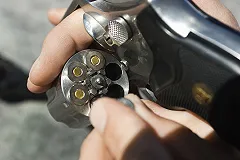 Молодой муж расстрелял жену и покончил с собой. У пары остались трое детей