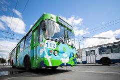 В Екатеринбурге на линию вышел расписанный уличными художниками троллейбус