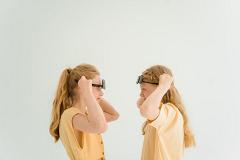 Офтальмолог объяснил, улучшают ли зрение очки «с дырочками»