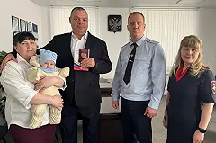 Свердловские полицейские вручили российский паспорт участнику СВО из СНГ