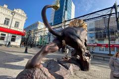 В центре Екатеринбурга появился огромный лев с «золотыми яйцами»