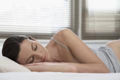 Медики: Сон в прохладном помещении помогает снизить вес