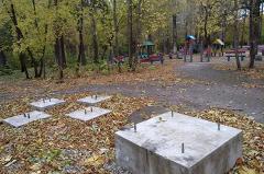 Небезопасная детская площадка появилась в летнем парке «Уралмаш»