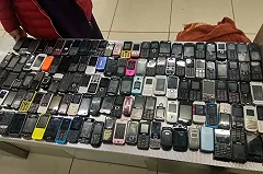 В Кольцово задержали женщину с партией старинных телефонов