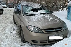 Снежная глыба смяла в Екатеринбурге припаркованный автомобиль. В УК свою вину отрицают