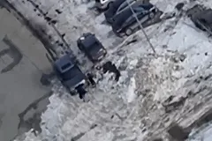 На Широкой Речке автохам на Range Rover проехал по тротуару и устроил драку