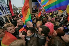 Банда гомофобов сломала нос французской пловчихе-лесбиянке