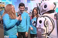 «Россия 24» выдала за новейшего робота ряженого в костюм аниматора