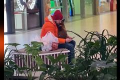 Мужчину, гулявшего по «Ашану» с ручной лисой, заметили в Екатеринбурге