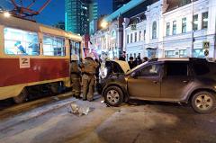 В центре Екатеринбурга легковушка врезалась в трамвай и загорелась