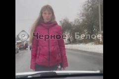 На Урале девушка вышла на дорогу и начала бросаться на автомобили