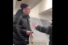 Соколов из «Уральских пельменей» устроил потасовку с подростками в метро Екатеринбурга