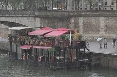 Летники ресторанов в Екатеринбурге утепляют к зиме – чтобы можно было курить