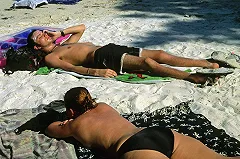 Врачи Екатеринбурга запретили женщинам загорать топлес