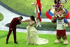 Американский канал извинился за «средний палец» Робби Уильямса