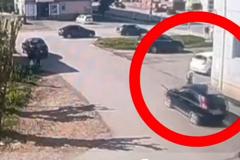 Девочка попала под машину, выскочив на дорогу из-за угла дома в Красноуфимске