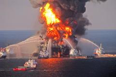С горящей нефтяной платформы на Каспии спасены 33 человека
