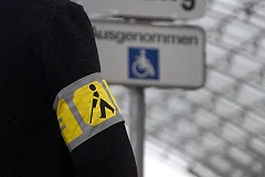 Таблички для слепых в автобусах Екатеринбурга вызвали у инвалидов недоумение