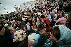 Центр Екатеринбурга встал в шестибалльные пробки из-за паломников