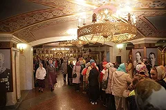 За первые сутки пребывания святыни мощам Спиридона поклонились 9 тысяч человек