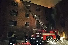 «Огонь распространяется по перекрытиям»: на Уралмаше большой пожар в старом общежитии