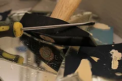 В Екатеринбурге мужчина устроил незаконную вечеринку в квартире и исколол отверткой гостей