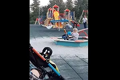 Директор Шарташского лесопарка пожаловался на взрослых «детин» на детских качелях