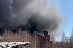 В Екатеринбурге разгорелся мощный пожар