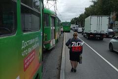 На Машиностроителей трамваи встали из-за застрявшего на рельсах автобуса