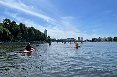 На уральском озере утонули папа с сыном во время купания на сап-борде