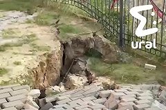 «Атомстройкомплекс» начал засыпать котлован на стройке, после которой по двору высотки пошли трещины