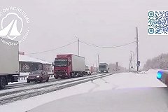 В трех часах езды от Екатеринбурга трассу М-5 замело снегом