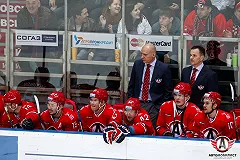 Игроки «Автомобилиста» подарили тренеру Андрею Разину розовый пиджак