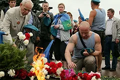 На кладбищах с тайно похороненными десантниками заметили новые могилы военных