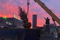 Новые ели, которые будут высажены у Администрации, приехали в Екатеринбург