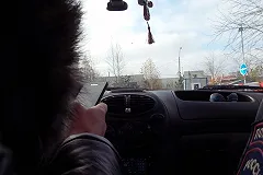 Инспекторы ГИБДД заставили курсантов автошколы набирать за рулем sms