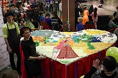 Трехметровое сердце из 100 кг сладостей выложили кондитеры Екатеринбурга