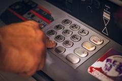 В Екатеринбурге банкомат «съел» у женщины 65 тысяч рублей