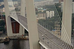 Девушка выжила после прыжка с Золотого моста во Владивостоке