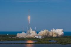 «Дракон» SpaceX успешно приводнился в Тихом океане