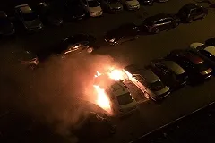 На охраняемой парковке сожгли машину полицейского