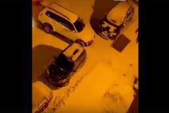 В Березовском гражданин вырвал дверь подъезда, привязав её к автомобилю - видео
