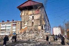 Три человека погибли: на Сахалине из-за взрыва в квартире пятиэтажки обрушилась часть дома