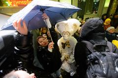 Что случилось? В центре Екатеринбурга собралась толпа людей во время снегопада