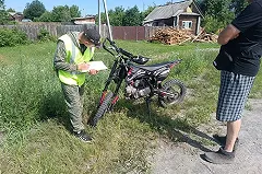 Осторожно, дети. Нетрезвая 17-летняя свердловчанка на кроссовом мотоцикле врезалась в дорожный знак