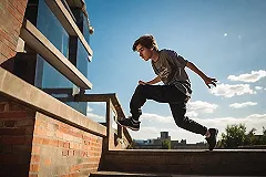 Рюкзак с топором и ножом отобрали у подростка в одной из гимназий ХМАО